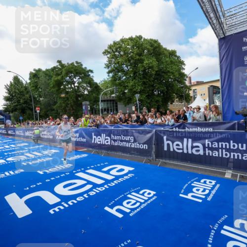 29.06.2025 - hella hamburg halbmarathon Zöllner http://msf.ph/oto/8403890 29.06.2025 10:02:32 Ziel 2, 22 meine-sportfotos.de