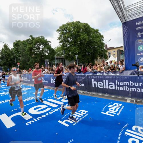 29.06.2025 - hella hamburg halbmarathon Zöllner http://msf.ph/oto/8403891 29.06.2025 10:39:20 Ziel 2044, 3282, 4565, 5752, 6037, 8319, 8925, 11305, 12046, 13479, 13729, 14311, 17646, 17668 meine-sportfotos.de
