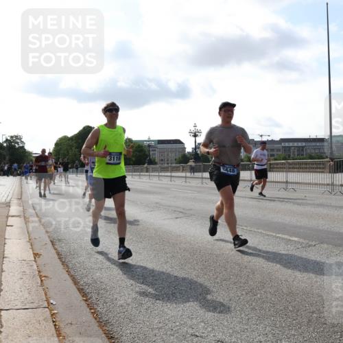 29.06.2025 - hella hamburg halbmarathon Lena Gebhardt http://msf.ph/oto/8403904 29.06.2025 09:49:19 Lombardsbrücke 3116, 5648, 1042, 1571, 1600, 1603, 2044, 2707, 2745, 2750, 2797, 2849, 2980, 3014, 3116, 4062, 4148, 4766, 5003, 5050, 5124, 5648, 5889, 6037, 6047, 6095, 6149, 6771, 7035, 7109, 7310, 7482, 7743, 7981, 8002, 8358, 9640, 9643, 10369, 10451, 10738, 10877, 11106, 11177, 11423, 11447, 11952, 12088, 12091, 12098, 12168, 12739, 13064, 13137, 13158, 13190, 13372, 13755, 13900, 14075, 14311, 14359, 14603, 14629, 14667, 14789, 15094 meine-sportfotos.de