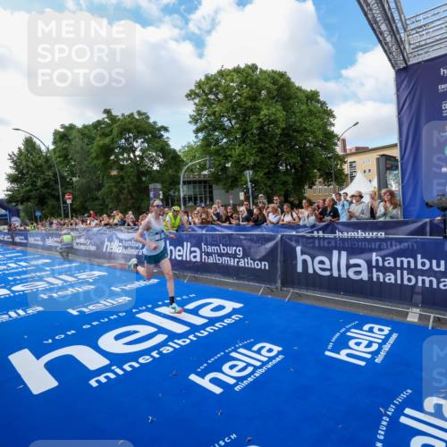 29.06.2025 - hella hamburg halbmarathon Zöllner http://msf.ph/oto/8403908 29.06.2025 10:02:32 Ziel 2, 22 meine-sportfotos.de