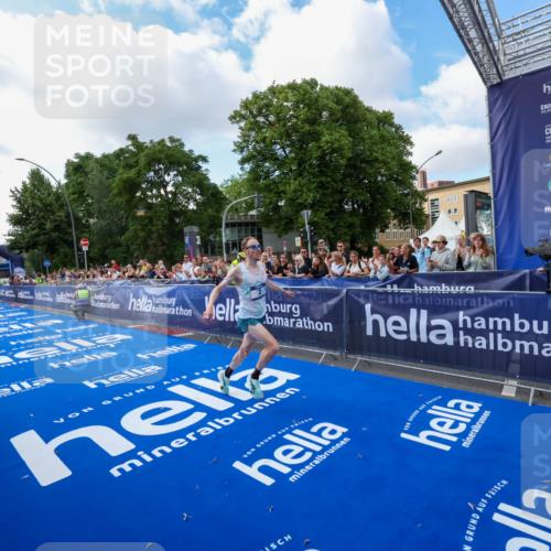 29.06.2025 - hella hamburg halbmarathon Zöllner http://msf.ph/oto/8403921 29.06.2025 10:02:32 Ziel 2, 22 meine-sportfotos.de