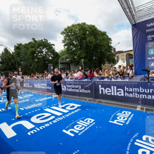 29.06.2025 - hella hamburg halbmarathon Zöllner http://msf.ph/oto/8403953 29.06.2025 10:39:22 Ziel 2044, 4565, 5752, 6037, 8319, 8925, 12046, 13479, 14311, 14359, 15866, 17646 meine-sportfotos.de