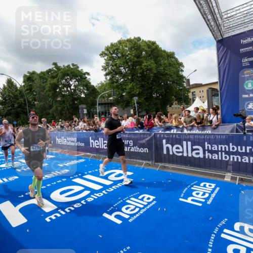 29.06.2025 - hella hamburg halbmarathon Zöllner http://msf.ph/oto/8403965 29.06.2025 10:39:22 Ziel 2044, 4565, 5752, 6037, 8319, 8925, 12046, 13479, 14311, 14359, 15866, 17646 meine-sportfotos.de