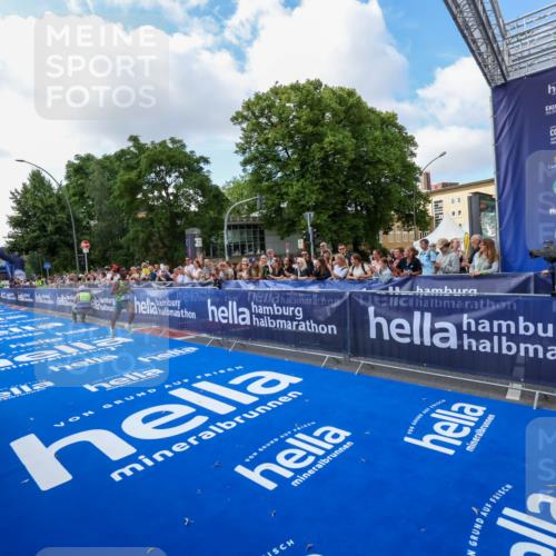 29.06.2025 - hella hamburg halbmarathon Zöllner http://msf.ph/oto/8403968 29.06.2025 10:02:36 Ziel 22 meine-sportfotos.de