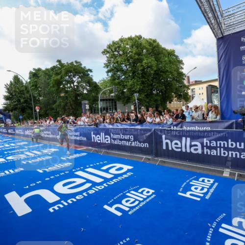 29.06.2025 - hella hamburg halbmarathon Zöllner http://msf.ph/oto/8403993 29.06.2025 10:02:36 Ziel 22 meine-sportfotos.de