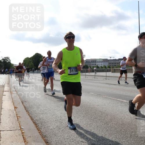 29.06.2025 - hella hamburg halbmarathon Lena Gebhardt http://msf.ph/oto/8403994 29.06.2025 09:49:20 Lombardsbrücke 3014, 1818, 3116, 48, 1042, 1571, 1600, 1603, 2044, 2707, 2745, 2750, 2797, 2849, 2980, 3014, 3116, 4062, 4148, 4766, 5003, 5050, 5124, 5648, 5889, 6037, 6047, 6095, 6149, 6771, 7035, 7109, 7229, 7310, 7482, 7743, 7981, 8002, 8358, 9640, 9914, 10369, 10451, 10738, 10877, 11106, 11177, 11423, 11447, 11952, 12088, 12091, 12098, 12168, 12739, 13064, 13137, 13158, 13190, 13372, 13755, 13900, 14075, 14311, 14359, 14603, 14629, 14667, 14789, 15094 meine-sportfotos.de