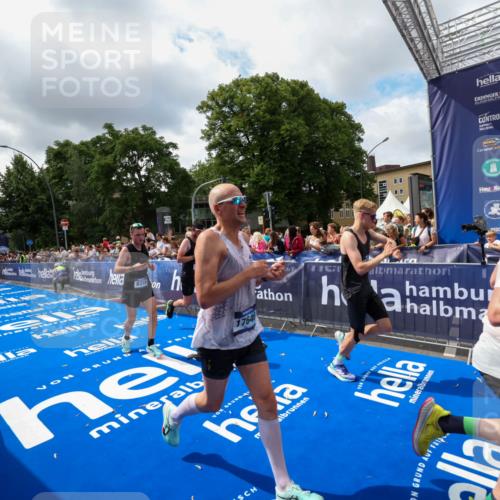 29.06.2025 - hella hamburg halbmarathon Zöllner http://msf.ph/oto/8404004 29.06.2025 10:39:24 Ziel 2044, 4565, 6037, 6152, 8319, 8925, 12046, 12335, 13479, 14359, 15013, 15866, 17646 meine-sportfotos.de