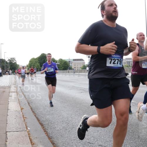 29.06.2025 - hella hamburg halbmarathon Lena Gebhardt http://msf.ph/oto/8404006 29.06.2025 10:03:35 Lombardsbrücke 4307, 7279, 17226, 727, 1114, 1135, 1138, 1161, 1367, 1414, 1450, 1885, 2277, 2594, 2619, 2683, 2759, 2782, 3572, 4307, 4511, 5384, 5396, 5464, 6391, 6453, 7006, 7211, 7277, 7278, 7279, 7290, 7306, 7706, 7935, 8484, 8727, 9280, 9439, 9453, 10389, 10824, 11402, 11556, 12177, 12211, 12212, 12377, 12843, 13036, 13474, 13732, 13793, 13857, 13874, 13976, 15539, 15643, 15859, 16113, 16371, 16621, 17226, 17550, 18028 meine-sportfotos.de