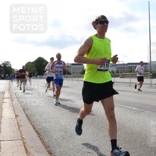 29.06.2025 - hella hamburg halbmarathon Lena Gebhardt http://msf.ph/oto/8404024 29.06.2025 09:49:20 Lombardsbrücke 18188, 116, 1042, 1571, 1600, 1603, 2044, 2707, 2745, 2750, 2797, 2849, 2980, 3014, 3116, 4062, 4148, 4766, 5003, 5050, 5124, 5648, 5889, 6037, 6047, 6095, 6149, 6771, 7035, 7109, 7229, 7310, 7482, 7743, 7981, 8002, 8358, 9640, 9914, 10369, 10451, 10738, 10877, 11106, 11177, 11423, 11447, 11952, 12088, 12091, 12098, 12168, 12739, 13064, 13137, 13158, 13190, 13372, 13755, 13900, 14075, 14311, 14359, 14603, 14629, 14667, 14789, 15094 meine-sportfotos.de