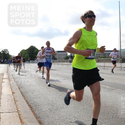 29.06.2025 - hella hamburg halbmarathon Lena Gebhardt http://msf.ph/oto/8404056 29.06.2025 09:49:20 Lombardsbrücke 18188, 116, 1042, 1571, 1600, 1603, 2044, 2707, 2745, 2750, 2797, 2849, 2980, 3014, 3116, 4062, 4148, 4766, 5003, 5050, 5124, 5648, 5889, 6037, 6047, 6095, 6149, 6771, 7035, 7109, 7229, 7310, 7482, 7743, 7981, 8002, 8358, 9640, 9914, 10369, 10451, 10738, 10877, 11106, 11177, 11423, 11447, 11952, 12088, 12091, 12098, 12168, 12739, 13064, 13137, 13158, 13190, 13372, 13755, 13900, 14075, 14311, 14359, 14603, 14629, 14667, 14789, 15094 meine-sportfotos.de