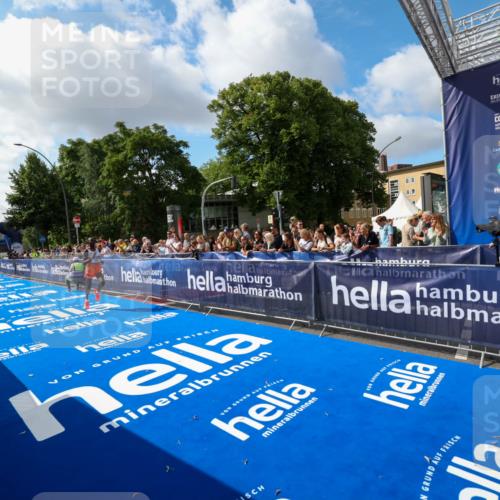 29.06.2025 - hella hamburg halbmarathon Zöllner http://msf.ph/oto/8404058 29.06.2025 10:02:49 Ziel 10 meine-sportfotos.de