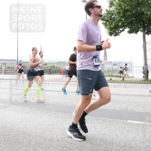 29.06.2025 - hella hamburg halbmarathon Lena Gebhardt http://msf.ph/oto/8404070 29.06.2025 10:50:14 Lombardsbrücke 5997, 7122, 575, 176, 1259, 1487, 1511, 1828, 2047, 2212, 3203, 3680, 3701, 3710, 3805, 3897, 4090, 4168, 4870, 4961, 5119, 5749, 5751, 5997, 6680, 6830, 7366, 7505, 7677, 7721, 7722, 7755, 8065, 8254, 8299, 9015, 9605, 9940, 10060, 10286, 10403, 10617, 10683, 10744, 11030, 11426, 11696, 11716, 11760, 12079, 12124, 13127, 13128, 13309, 13381, 13744, 13846, 13887, 14102, 14144, 14505, 14545, 14591, 14692, 14940, 15230, 15626 meine-sportfotos.de