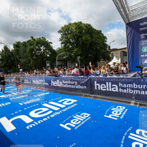 29.06.2025 - hella hamburg halbmarathon Zöllner http://msf.ph/oto/8404073 29.06.2025 10:39:30 Ziel 1343, 2546, 2972, 6152, 8346, 12335, 12372, 14359, 15013, 15866, 15965 meine-sportfotos.de