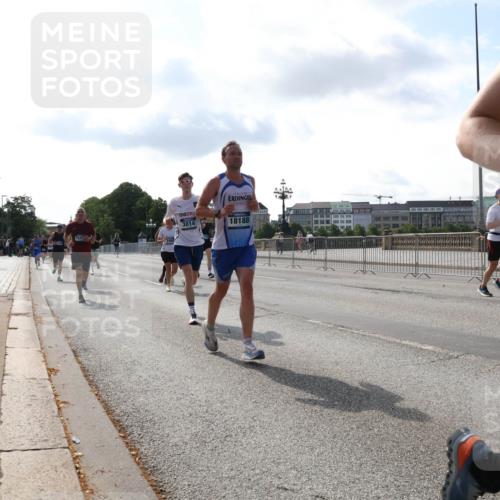 29.06.2025 - hella hamburg halbmarathon Lena Gebhardt http://msf.ph/oto/8404088 29.06.2025 09:49:20 Lombardsbrücke 3014, 18188, 1042, 1571, 1600, 1603, 2044, 2707, 2745, 2750, 2797, 2849, 2980, 3014, 3116, 4062, 4148, 4766, 5003, 5050, 5124, 5648, 5889, 6037, 6047, 6095, 6149, 6771, 7035, 7109, 7229, 7310, 7482, 7743, 7981, 8002, 8358, 9640, 9914, 10369, 10451, 10738, 10877, 11106, 11177, 11423, 11447, 11952, 12088, 12091, 12098, 12168, 12739, 13064, 13137, 13158, 13190, 13372, 13755, 13900, 14075, 14311, 14359, 14603, 14629, 14667, 14789, 15094 meine-sportfotos.de