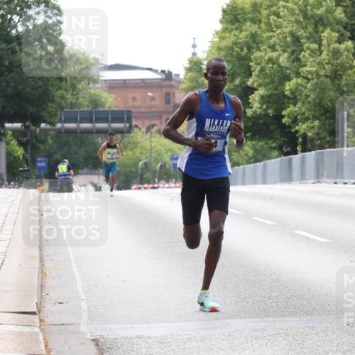 29.06.2025 - hella hamburg halbmarathon Lena Gebhardt http://msf.ph/oto/8404090 29.06.2025 09:32:18 Lombardsbrücke 14, 17, 20, 21 meine-sportfotos.de