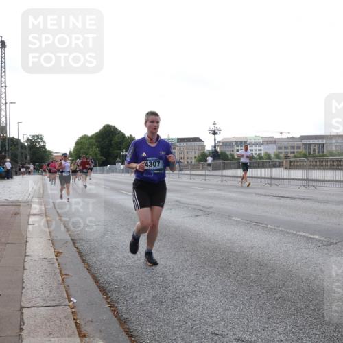 29.06.2025 - hella hamburg halbmarathon Lena Gebhardt http://msf.ph/oto/8404093 29.06.2025 10:03:35 Lombardsbrücke 4307, 1114, 1135, 1138, 1161, 1367, 1414, 1450, 1885, 2277, 2594, 2619, 2683, 2759, 2782, 3572, 4307, 4511, 5384, 5396, 5464, 6391, 6453, 7006, 7211, 7277, 7278, 7279, 7290, 7306, 7706, 7935, 8484, 8727, 9280, 9439, 9453, 10389, 10824, 11402, 11556, 12177, 12211, 12212, 12377, 12843, 13036, 13474, 13732, 13793, 13857, 13874, 13976, 15539, 15643, 15859, 16113, 16371, 16621, 17226, 17550, 18028 meine-sportfotos.de