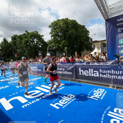 29.06.2025 - hella hamburg halbmarathon Zöllner http://msf.ph/oto/8404098 29.06.2025 10:39:31 Ziel 1343, 2546, 2972, 6152, 8346, 9116, 12335, 12372, 15013, 15965 meine-sportfotos.de