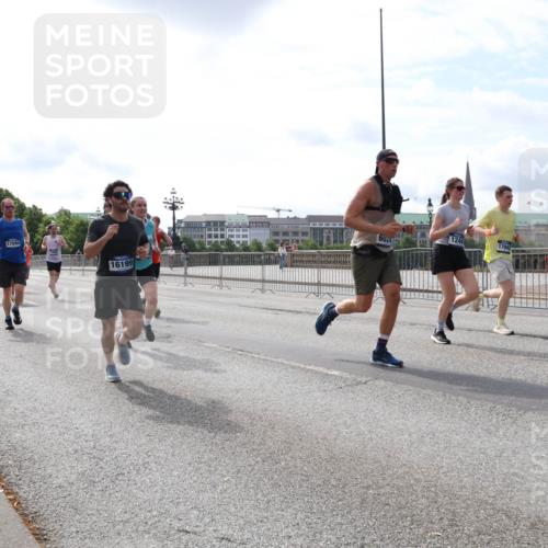 29.06.2025 - hella hamburg halbmarathon Lena Gebhardt http://msf.ph/oto/8404100 29.06.2025 10:16:29 Lombardsbrücke 17694, 16199, 6024, 1244, 31, 17942, 17854, 1212, 1244, 1308, 1599, 1825, 2071, 2165, 2347, 2436, 2803, 2835, 2912, 3030, 3088, 3134, 3156, 3176, 3484, 3648, 3687, 4478, 4583, 4637, 4828, 5036, 5037, 5046, 5294, 6024, 6488, 6742, 6941, 7158, 7358, 7753, 8169, 8274, 8295, 8317, 8597, 8619, 8645, 8707, 8847, 8857, 9332, 9492, 9601, 9628, 9664, 9676, 9802, 9810, 9881, 10076, 10107, 10139, 10141, 10183, 10232, 10292, 10844, 10990, 11344, 11345 meine-sportfotos.de