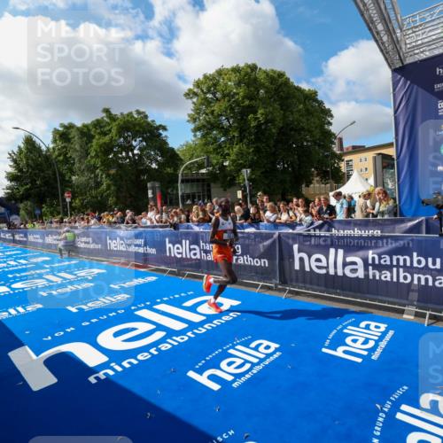 29.06.2025 - hella hamburg halbmarathon Zöllner http://msf.ph/oto/8404118 29.06.2025 10:02:50 Ziel 10 meine-sportfotos.de