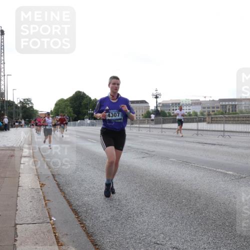 29.06.2025 - hella hamburg halbmarathon Lena Gebhardt http://msf.ph/oto/8404128 29.06.2025 10:03:35 Lombardsbrücke 4307, 1114, 1135, 1138, 1161, 1367, 1414, 1450, 1885, 2277, 2594, 2619, 2683, 2759, 2782, 3572, 4307, 4511, 5384, 5396, 5464, 6391, 6453, 7006, 7211, 7277, 7278, 7279, 7290, 7306, 7706, 7935, 8484, 8727, 9280, 9439, 9453, 10389, 10824, 11402, 11556, 12177, 12211, 12212, 12377, 12843, 13036, 13474, 13732, 13793, 13857, 13874, 13976, 15539, 15643, 15859, 16113, 16371, 16621, 17226, 17550, 18028 meine-sportfotos.de