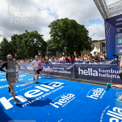 29.06.2025 - hella hamburg halbmarathon Zöllner http://msf.ph/oto/8404129 29.06.2025 10:39:32 Ziel 1343, 2546, 2972, 6152, 7152, 7154, 8346, 9116, 9265, 12335, 12372, 15013, 15336, 15965 meine-sportfotos.de