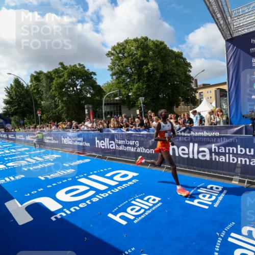 29.06.2025 - hella hamburg halbmarathon Zöllner http://msf.ph/oto/8404136 29.06.2025 10:02:50 Ziel 10 meine-sportfotos.de
