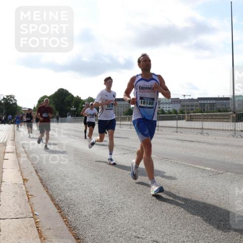 29.06.2025 - hella hamburg halbmarathon Lena Gebhardt http://msf.ph/oto/8404144 29.06.2025 09:49:21 Lombardsbrücke 3014, 18188, 1571, 1600, 1603, 2044, 2707, 2745, 2750, 2797, 2849, 2980, 3014, 3116, 3136, 4062, 4148, 4766, 5050, 5124, 5648, 5889, 6037, 6047, 6095, 6149, 6771, 7035, 7109, 7229, 7310, 7482, 7743, 7981, 8002, 8358, 9640, 9914, 10369, 10451, 10738, 10877, 11106, 11177, 11423, 11447, 11952, 12088, 12091, 12098, 12168, 12739, 13064, 13137, 13158, 13190, 13372, 13755, 13900, 14075, 14311, 14359, 14603, 14629, 14667, 14789, 15094 meine-sportfotos.de