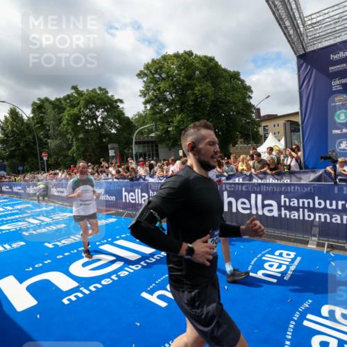 29.06.2025 - hella hamburg halbmarathon Zöllner http://msf.ph/oto/8404159 29.06.2025 10:39:33 Ziel 1343, 2546, 2972, 6152, 7152, 7154, 8346, 9116, 9265, 12335, 12372, 15336, 15828, 15965, 18285 meine-sportfotos.de
