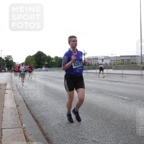 29.06.2025 - hella hamburg halbmarathon Lena Gebhardt http://msf.ph/oto/8404169 29.06.2025 10:03:35 Lombardsbrücke 1161, 4307, 1114, 1135, 1138, 1161, 1367, 1414, 1450, 1885, 2277, 2594, 2619, 2683, 2759, 2782, 3572, 4307, 4511, 5384, 5396, 5464, 6391, 6453, 7006, 7211, 7277, 7278, 7279, 7290, 7306, 7706, 7935, 8484, 8727, 9280, 9439, 9453, 10389, 10824, 11402, 11556, 12177, 12211, 12212, 12377, 12843, 13036, 13474, 13732, 13793, 13857, 13874, 13976, 15539, 15643, 15859, 16113, 16371, 16621, 17226, 17550, 18028 meine-sportfotos.de