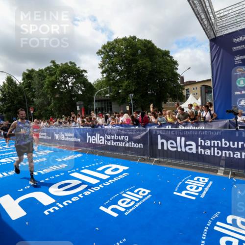 29.06.2025 - hella hamburg halbmarathon Zöllner http://msf.ph/oto/8404175 29.06.2025 10:39:36 Ziel 1343, 7152, 7154, 9116, 9265, 11806, 14077, 15336, 15828, 15965, 17215, 17360, 18154, 18285, 18803 meine-sportfotos.de