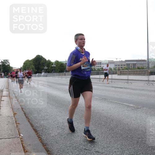 29.06.2025 - hella hamburg halbmarathon Lena Gebhardt http://msf.ph/oto/8404207 29.06.2025 10:03:35 Lombardsbrücke 1161, 307, 1114, 1135, 1138, 1161, 1367, 1414, 1450, 1885, 2277, 2594, 2619, 2683, 2759, 2782, 3572, 4307, 4511, 5384, 5396, 5464, 6391, 6453, 7006, 7211, 7277, 7278, 7279, 7290, 7306, 7706, 7935, 8484, 8727, 9280, 9439, 9453, 10389, 10824, 11402, 11556, 12177, 12211, 12212, 12377, 12843, 13036, 13474, 13732, 13793, 13857, 13874, 13976, 15539, 15643, 15859, 16113, 16371, 16621, 17226, 17550, 18028 meine-sportfotos.de