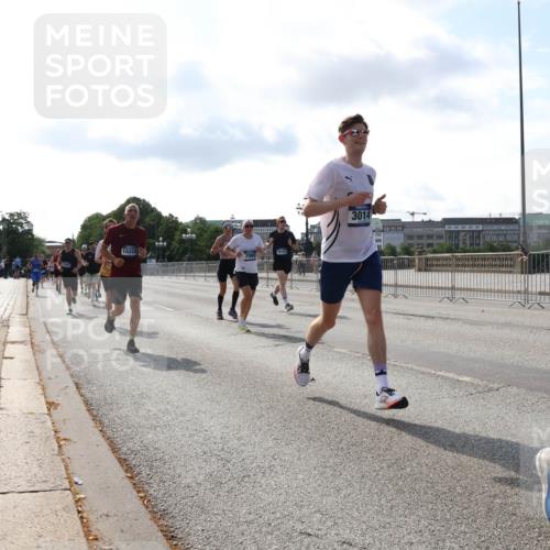 29.06.2025 - hella hamburg halbmarathon Lena Gebhardt http://msf.ph/oto/8404231 29.06.2025 09:49:21 Lombardsbrücke 15328, 2980, 18183, 3014, 18, 1571, 1600, 1603, 2044, 2707, 2745, 2750, 2797, 2849, 2980, 3014, 3116, 3136, 4062, 4148, 4766, 5050, 5124, 5648, 5889, 6037, 6047, 6095, 6149, 6771, 7035, 7109, 7229, 7310, 7482, 7743, 7981, 8002, 8358, 9640, 9914, 10369, 10451, 10738, 10877, 11106, 11177, 11423, 11447, 11952, 12088, 12091, 12098, 12168, 12739, 13064, 13137, 13158, 13190, 13372, 13755, 13900, 14075, 14311, 14359, 14603, 14629, 14667, 14789, 15094 meine-sportfotos.de