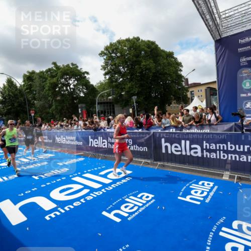 29.06.2025 - hella hamburg halbmarathon Zöllner http://msf.ph/oto/8404232 29.06.2025 10:39:38 Ziel 4888, 7152, 7154, 9116, 9265, 11284, 11806, 14077, 15094, 15336, 15828, 15965, 17215, 17360, 17425, 18154, 18285, 18803 meine-sportfotos.de