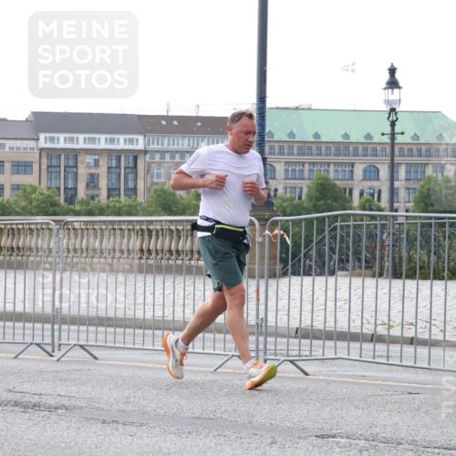 29.06.2025 - hella hamburg halbmarathon Lena Gebhardt http://msf.ph/oto/8404245 29.06.2025 10:03:37 Lombardsbrücke 17, 494, 1114, 1135, 1138, 1161, 1367, 1450, 1885, 2277, 2594, 2619, 2683, 2759, 3572, 4307, 4511, 5363, 5384, 5396, 5464, 5613, 6391, 6453, 7006, 7277, 7278, 7279, 7290, 7306, 7485, 7706, 7935, 8469, 8484, 8727, 9280, 9453, 10389, 10824, 11402, 11556, 11614, 12177, 12211, 12212, 12336, 12377, 12843, 13036, 13474, 13732, 13793, 13857, 13976, 15539, 15643, 15859, 16113, 16371, 16621, 17226, 17550, 18028 meine-sportfotos.de