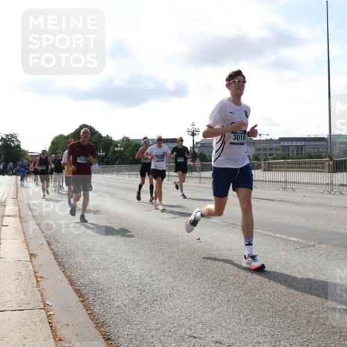 29.06.2025 - hella hamburg halbmarathon Lena Gebhardt http://msf.ph/oto/8404258 29.06.2025 09:49:21 Lombardsbrücke 15328, 3014, 1571, 1600, 1603, 2044, 2707, 2745, 2750, 2797, 2849, 2980, 3014, 3116, 3136, 4062, 4148, 4766, 5050, 5124, 5648, 5889, 6037, 6047, 6095, 6149, 6771, 7035, 7109, 7229, 7310, 7482, 7743, 7981, 8002, 8358, 9640, 9914, 10369, 10451, 10738, 10877, 11106, 11177, 11423, 11447, 11952, 12088, 12091, 12098, 12168, 12739, 13064, 13137, 13158, 13190, 13372, 13755, 13900, 14075, 14311, 14359, 14603, 14629, 14667, 14789, 15094 meine-sportfotos.de