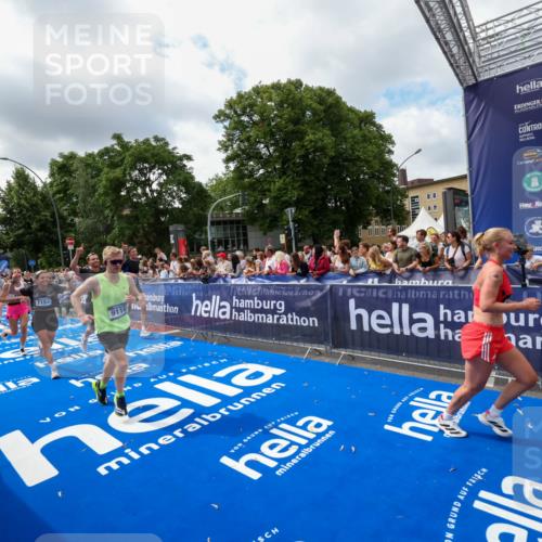 29.06.2025 - hella hamburg halbmarathon Zöllner http://msf.ph/oto/8404269 29.06.2025 10:39:39 Ziel 1358, 4888, 7152, 7154, 9116, 9265, 11284, 11806, 14077, 15094, 15336, 15828, 15965, 17215, 17360, 17425, 18154, 18285, 18803 meine-sportfotos.de