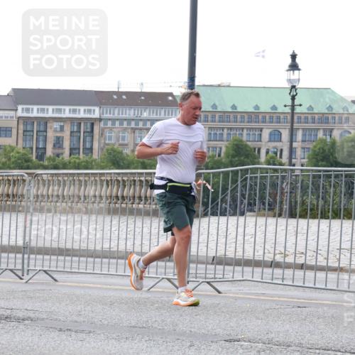 29.06.2025 - hella hamburg halbmarathon Lena Gebhardt http://msf.ph/oto/8404294 29.06.2025 10:03:37 Lombardsbrücke 111, 262622, 1114, 1135, 1138, 1161, 1367, 1450, 1885, 2277, 2594, 2619, 2683, 2759, 3572, 4307, 4511, 5363, 5384, 5396, 5464, 5613, 6391, 6453, 7006, 7277, 7278, 7279, 7290, 7306, 7485, 7706, 7935, 8469, 8484, 8727, 9280, 9453, 10389, 10824, 11402, 11556, 11614, 12177, 12211, 12212, 12336, 12377, 12843, 13036, 13474, 13732, 13793, 13857, 13976, 15539, 15643, 15859, 16113, 16371, 16621, 17226, 17550, 18028 meine-sportfotos.de