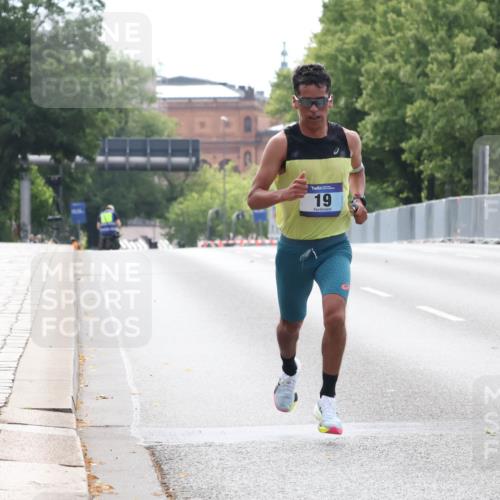 29.06.2025 - hella hamburg halbmarathon Lena Gebhardt http://msf.ph/oto/8404298 29.06.2025 09:32:27 Lombardsbrücke 19, 14, 17, 19, 21 meine-sportfotos.de