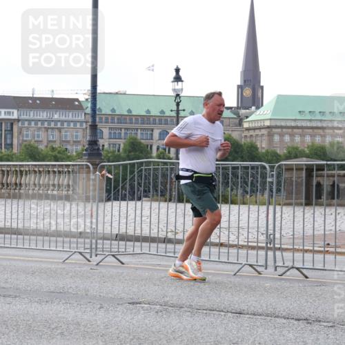 29.06.2025 - hella hamburg halbmarathon Lena Gebhardt http://msf.ph/oto/8404332 29.06.2025 10:03:38 Lombardsbrücke 111, 1114, 1135, 1138, 1161, 1367, 1450, 1885, 2277, 2594, 2619, 2683, 2759, 4095, 4307, 4511, 5363, 5384, 5396, 5464, 5613, 6391, 6453, 7006, 7277, 7278, 7279, 7290, 7306, 7485, 7706, 7935, 8469, 8484, 8727, 9280, 9453, 10389, 10824, 11402, 11556, 11614, 12177, 12211, 12212, 12336, 12377, 12843, 13036, 13474, 13732, 13793, 13857, 13976, 15539, 15643, 15859, 16113, 16371, 16621, 17098, 17226, 17550, 18028 meine-sportfotos.de
