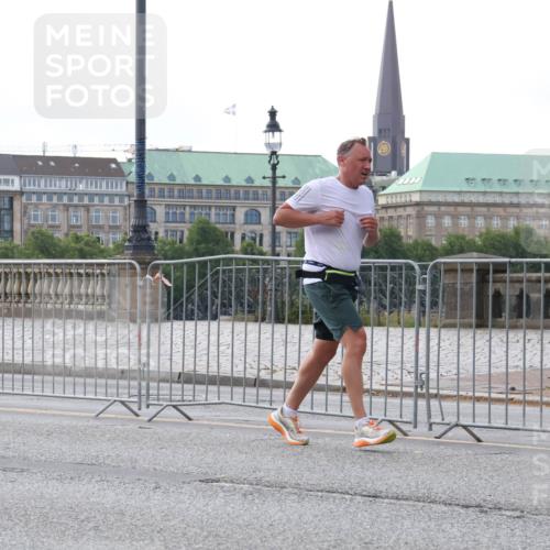 29.06.2025 - hella hamburg halbmarathon Lena Gebhardt http://msf.ph/oto/8404372 29.06.2025 10:03:38 Lombardsbrücke 1114, 1135, 1138, 1161, 1367, 1450, 1885, 2277, 2594, 2619, 2683, 2759, 4095, 4307, 4511, 5363, 5384, 5396, 5464, 5613, 6391, 6453, 7006, 7277, 7278, 7279, 7290, 7306, 7485, 7706, 7935, 8469, 8484, 8727, 9280, 9453, 10389, 10824, 11402, 11556, 11614, 12177, 12211, 12212, 12336, 12377, 12843, 13036, 13474, 13732, 13793, 13857, 13976, 15539, 15643, 15859, 16113, 16371, 16621, 17098, 17226, 17550, 18028 meine-sportfotos.de