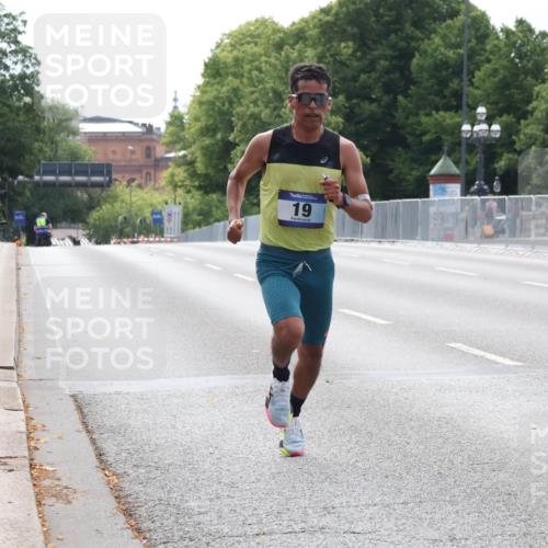 29.06.2025 - hella hamburg halbmarathon Lena Gebhardt http://msf.ph/oto/8404376 29.06.2025 09:32:27 Lombardsbrücke 19, 14, 17, 19, 21 meine-sportfotos.de