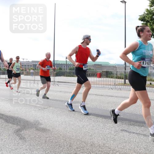 29.06.2025 - hella hamburg halbmarathon Lena Gebhardt http://msf.ph/oto/8404383 29.06.2025 10:16:31 Lombardsbrücke 13220, 17694, 161, 4, 17422, 1117, 1212, 1240, 1244, 1308, 1599, 1825, 2071, 2165, 2347, 2803, 2835, 2912, 3030, 3088, 3134, 3156, 3176, 3484, 3648, 3687, 4478, 4583, 4637, 4828, 5036, 5037, 5046, 5294, 6024, 6488, 6742, 6941, 7158, 7358, 7753, 8169, 8274, 8295, 8317, 8597, 8619, 8645, 8707, 8847, 8857, 9091, 9208, 9332, 9492, 9601, 9628, 9664, 9676, 9802, 9810, 9881, 10076, 10107, 10139, 10141, 10183, 10232, 10292, 10844, 10990, 11344, 11345 meine-sportfotos.de