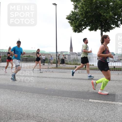 29.06.2025 - hella hamburg halbmarathon Lena Gebhardt http://msf.ph/oto/8404395 29.06.2025 10:50:16 Lombardsbrücke 370, 1259, 1487, 1511, 1828, 2047, 2212, 3203, 3680, 3701, 3710, 3805, 3897, 4090, 4168, 4870, 4961, 5119, 5131, 5749, 5751, 5997, 6680, 6830, 7505, 7677, 7721, 7722, 7755, 8065, 8254, 8299, 9015, 9605, 9940, 10060, 10286, 10617, 10683, 10744, 11030, 11426, 11696, 11716, 11760, 12079, 12124, 13127, 13128, 13309, 13381, 13744, 13846, 13887, 14102, 14144, 14505, 14545, 14591, 14692, 14940, 15230, 15626 meine-sportfotos.de