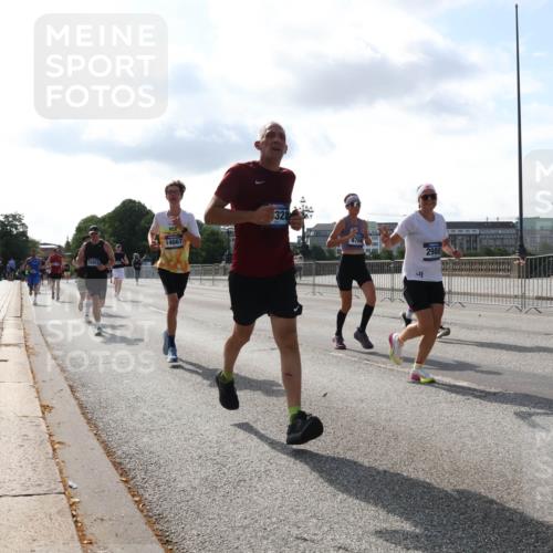 29.06.2025 - hella hamburg halbmarathon Lena Gebhardt http://msf.ph/oto/8404404 29.06.2025 09:49:23 Lombardsbrücke 14667, 328, 4766, 2980, 1571, 1600, 1603, 2044, 2707, 2745, 2750, 2797, 2849, 2980, 3014, 3116, 3136, 4062, 4148, 4766, 5050, 5124, 5648, 5889, 6037, 6047, 6095, 6149, 6771, 7035, 7109, 7229, 7310, 7482, 7743, 7981, 8002, 8358, 9640, 9686, 9914, 10369, 10451, 10877, 10930, 11106, 11177, 11423, 11447, 11952, 12088, 12091, 12098, 12168, 12739, 13064, 13137, 13158, 13190, 13372, 13755, 13900, 14075, 14311, 14359, 14603, 14629, 14667, 14789, 15094 meine-sportfotos.de