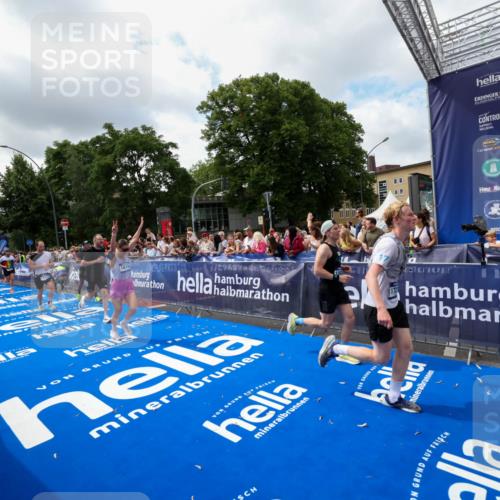 29.06.2025 - hella hamburg halbmarathon Zöllner http://msf.ph/oto/8404426 29.06.2025 10:39:42 Ziel 1358, 4398, 4888, 11284, 11806, 14077, 15094, 15435, 15828, 16580, 16761, 17215, 17360, 17425, 18154, 18285, 18803 meine-sportfotos.de