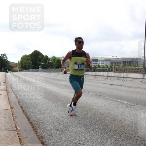 29.06.2025 - hella hamburg halbmarathon Lena Gebhardt http://msf.ph/oto/8404446 29.06.2025 09:32:29 Lombardsbrücke 19, 14, 17, 19, 21 meine-sportfotos.de