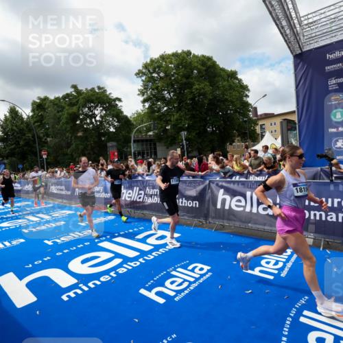 29.06.2025 - hella hamburg halbmarathon Zöllner http://msf.ph/oto/8404461 29.06.2025 10:39:43 Ziel 1358, 4398, 4888, 11284, 11806, 13190, 14077, 15094, 15435, 16580, 16761, 17005, 17215, 17360, 17425, 17792, 18154, 18803 meine-sportfotos.de