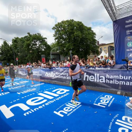 29.06.2025 - hella hamburg halbmarathon Zöllner http://msf.ph/oto/8404483 29.06.2025 10:39:44 Ziel 1358, 4398, 4888, 11284, 11806, 13190, 14077, 15094, 15435, 16580, 16761, 17005, 17360, 17425, 17792, 18013, 18154 meine-sportfotos.de