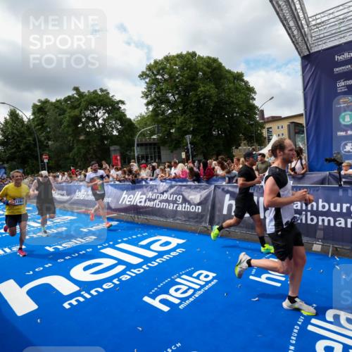 29.06.2025 - hella hamburg halbmarathon Zöllner http://msf.ph/oto/8404494 29.06.2025 10:39:44 Ziel 1358, 4398, 4888, 11284, 11806, 13190, 14077, 15094, 15435, 16580, 16761, 17005, 17360, 17425, 17792, 18013, 18154 meine-sportfotos.de