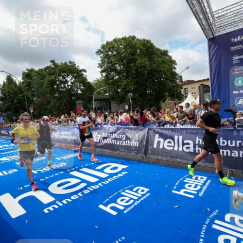 29.06.2025 - hella hamburg halbmarathon Zöllner http://msf.ph/oto/8404499 29.06.2025 10:39:45 Ziel 1358, 4398, 4888, 11284, 11806, 13190, 14077, 14204, 15094, 15435, 15744, 16580, 16761, 17005, 17425, 17792, 18013 meine-sportfotos.de
